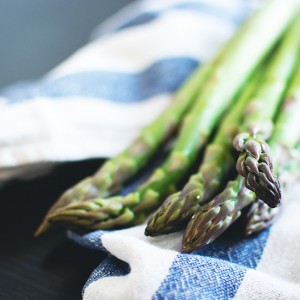 foodiesfeed.com_fresh-asparagus2